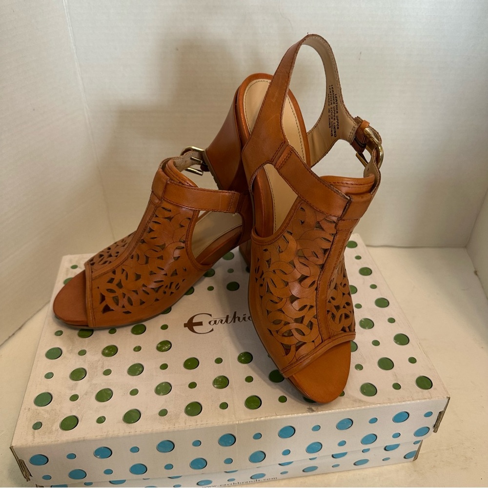 NIB Vintage Earthies Henna Colored Heeled Leather Perforated Sandals Size 8.5